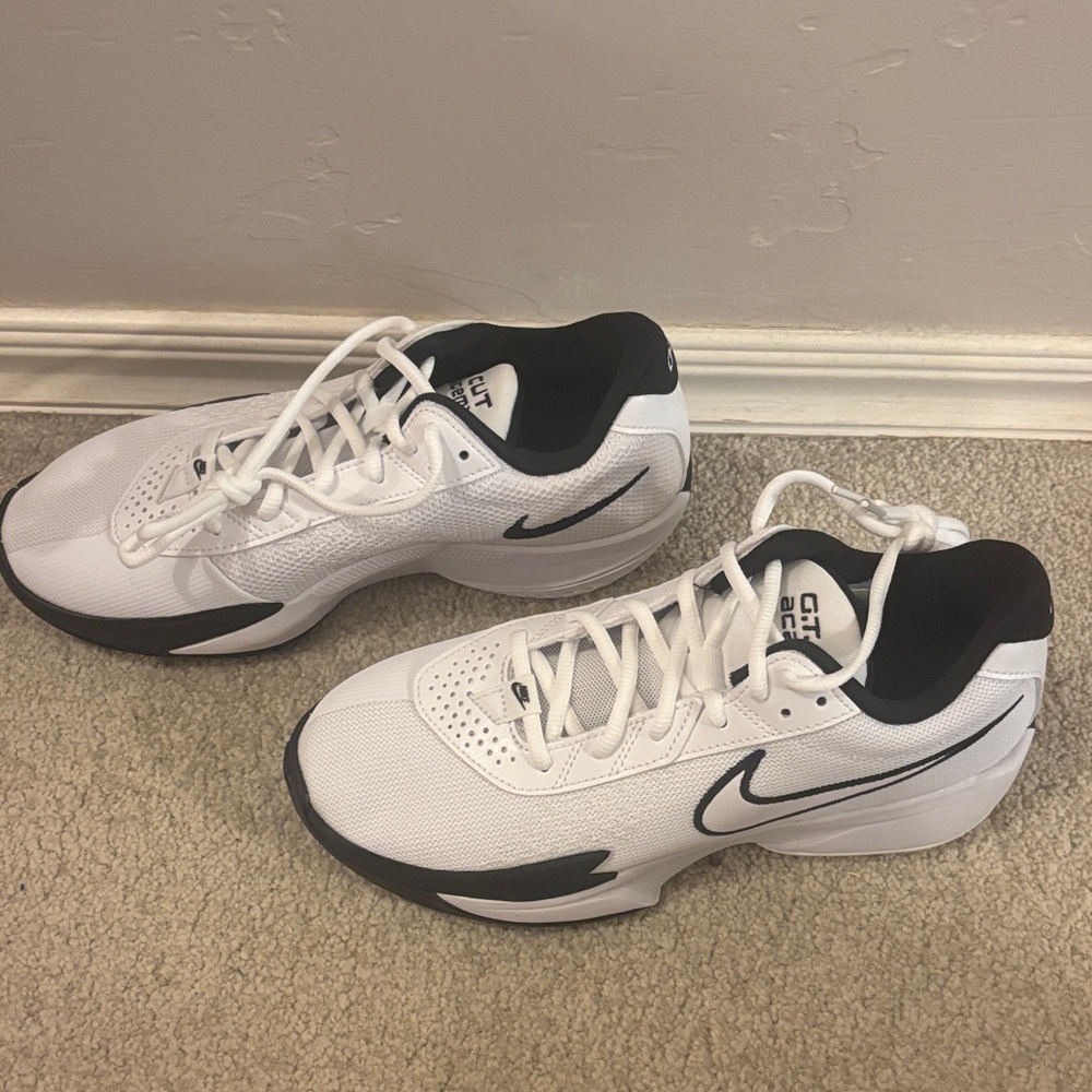 Nike Men's White and Black Athletic Sneakers